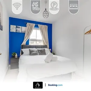 Holiday home 2 Bed House By Boyeilles Short Lets & Serviced With Balcony & Free Parking, Belfast